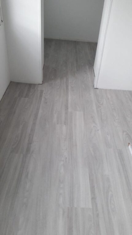 Roble Gris 1 lama D-8001 - Piso Vinilico SPC